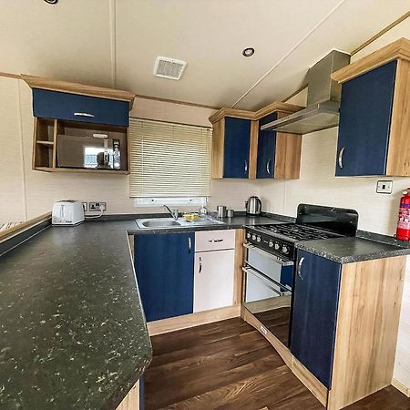Hotel Lovely 6 Berth Caravan With Decking And Wifi In Kent, Ref 47017C Whitstable Exterior foto