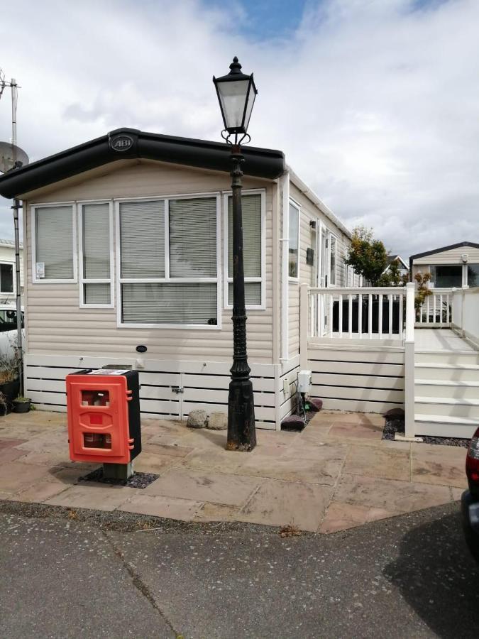 Hotel Lovely 6 Berth Caravan With Decking And Wifi In Kent, Ref 47017C Whitstable Exterior foto