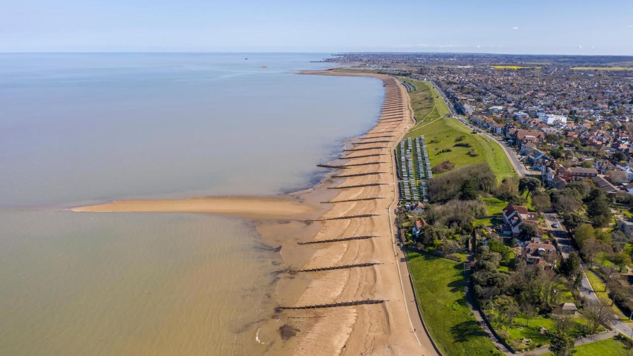 Hotel Lovely 6 Berth Caravan With Decking And Wifi In Kent, Ref 47017C Whitstable Exterior foto