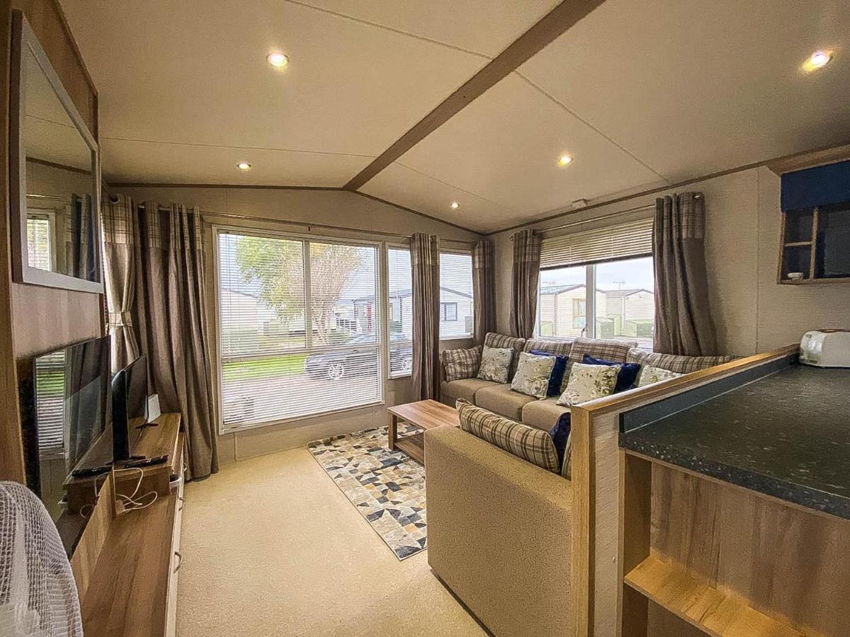 Hotel Lovely 6 Berth Caravan With Decking And Wifi In Kent, Ref 47017C Whitstable Exterior foto