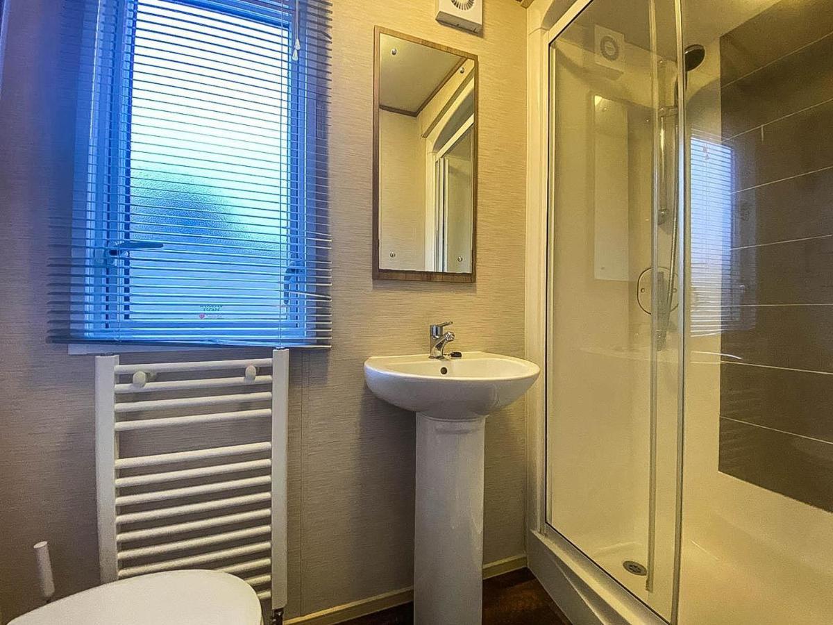 Hotel Lovely 6 Berth Caravan With Decking And Wifi In Kent, Ref 47017C Whitstable Exterior foto
