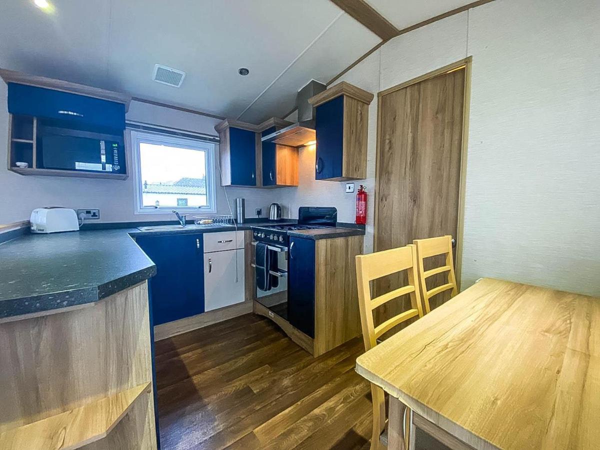 Hotel Lovely 6 Berth Caravan With Decking And Wifi In Kent, Ref 47017C Whitstable Exterior foto