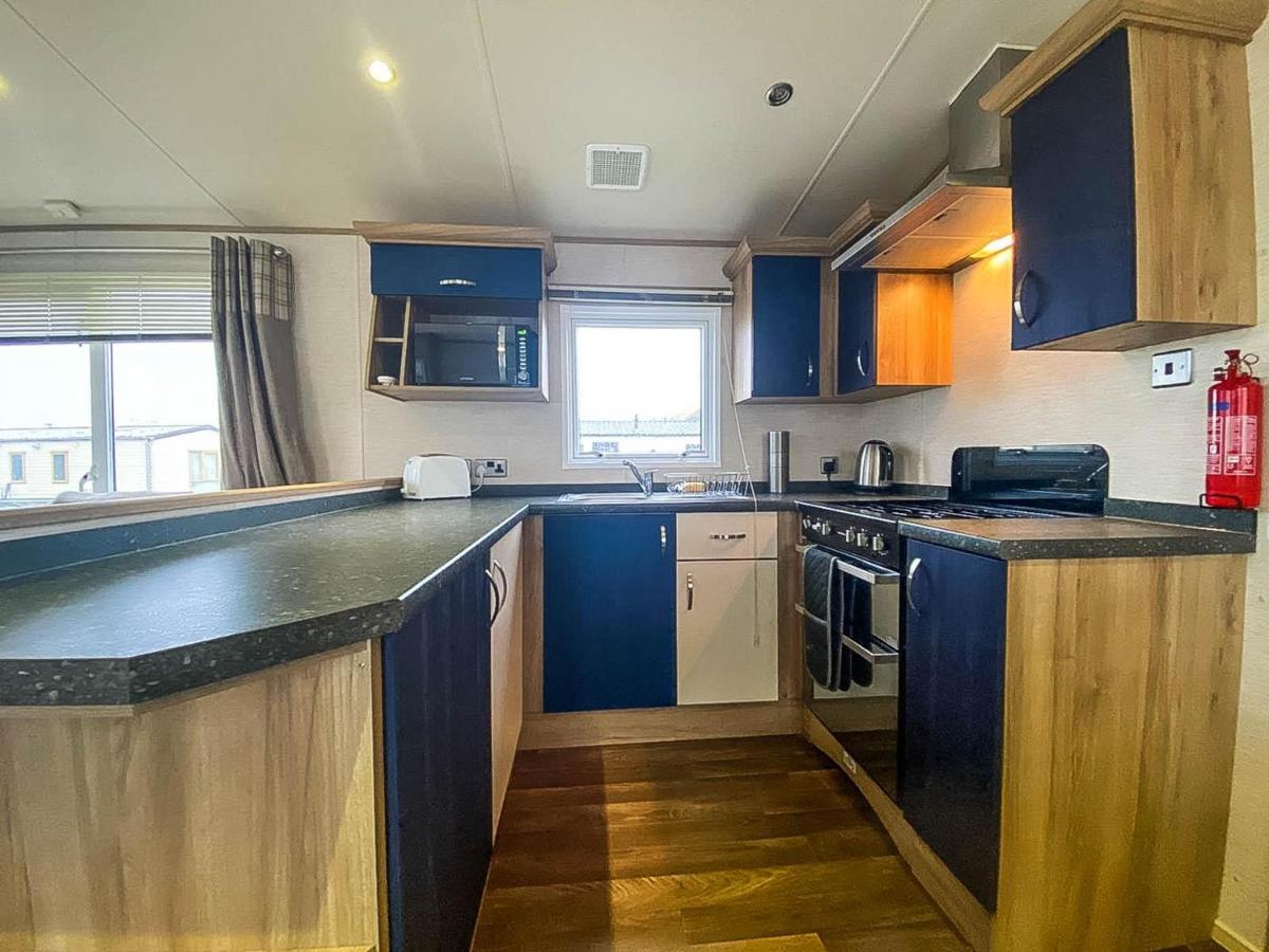 Hotel Lovely 6 Berth Caravan With Decking And Wifi In Kent, Ref 47017C Whitstable Exterior foto