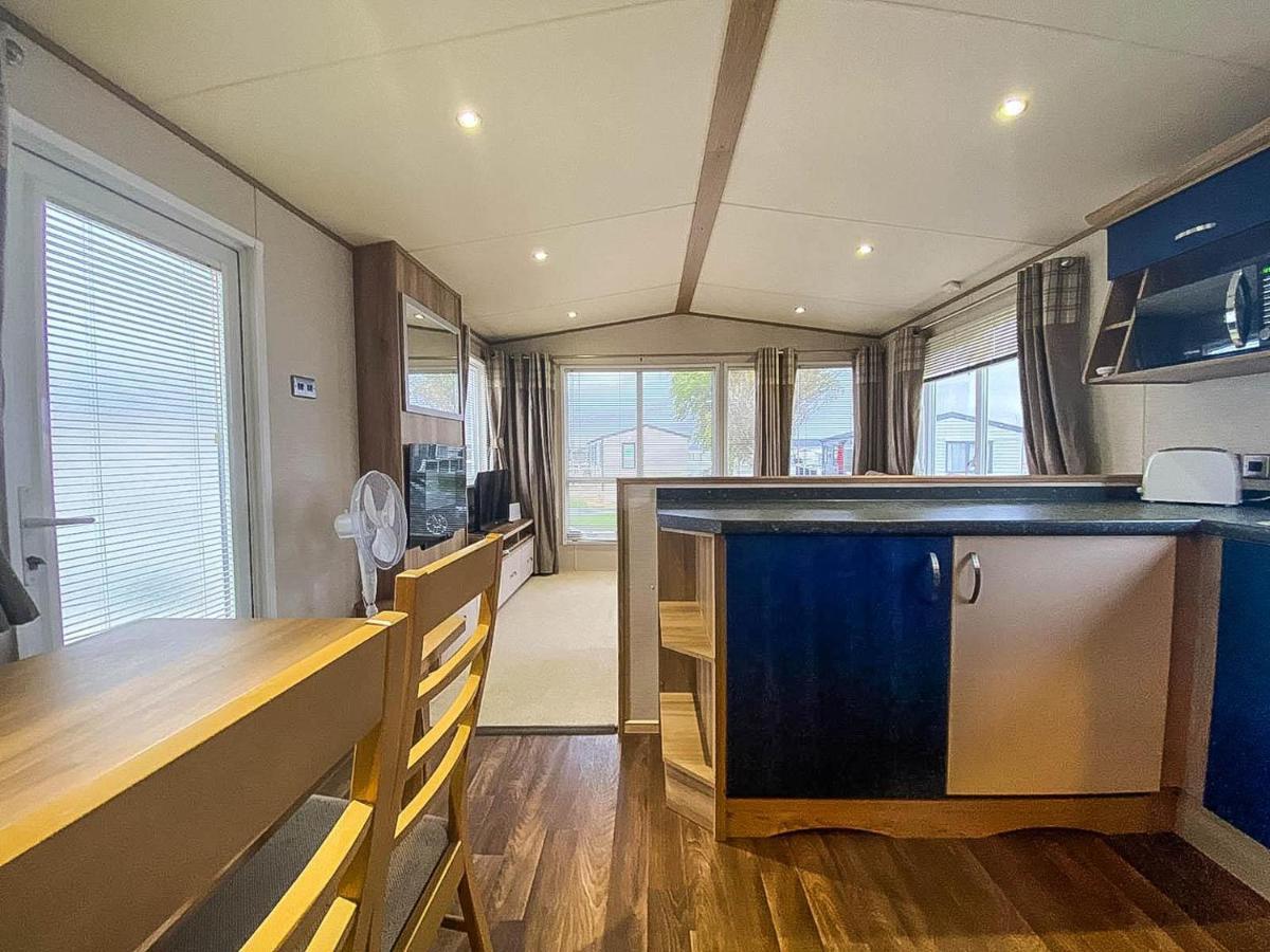 Hotel Lovely 6 Berth Caravan With Decking And Wifi In Kent, Ref 47017C Whitstable Exterior foto