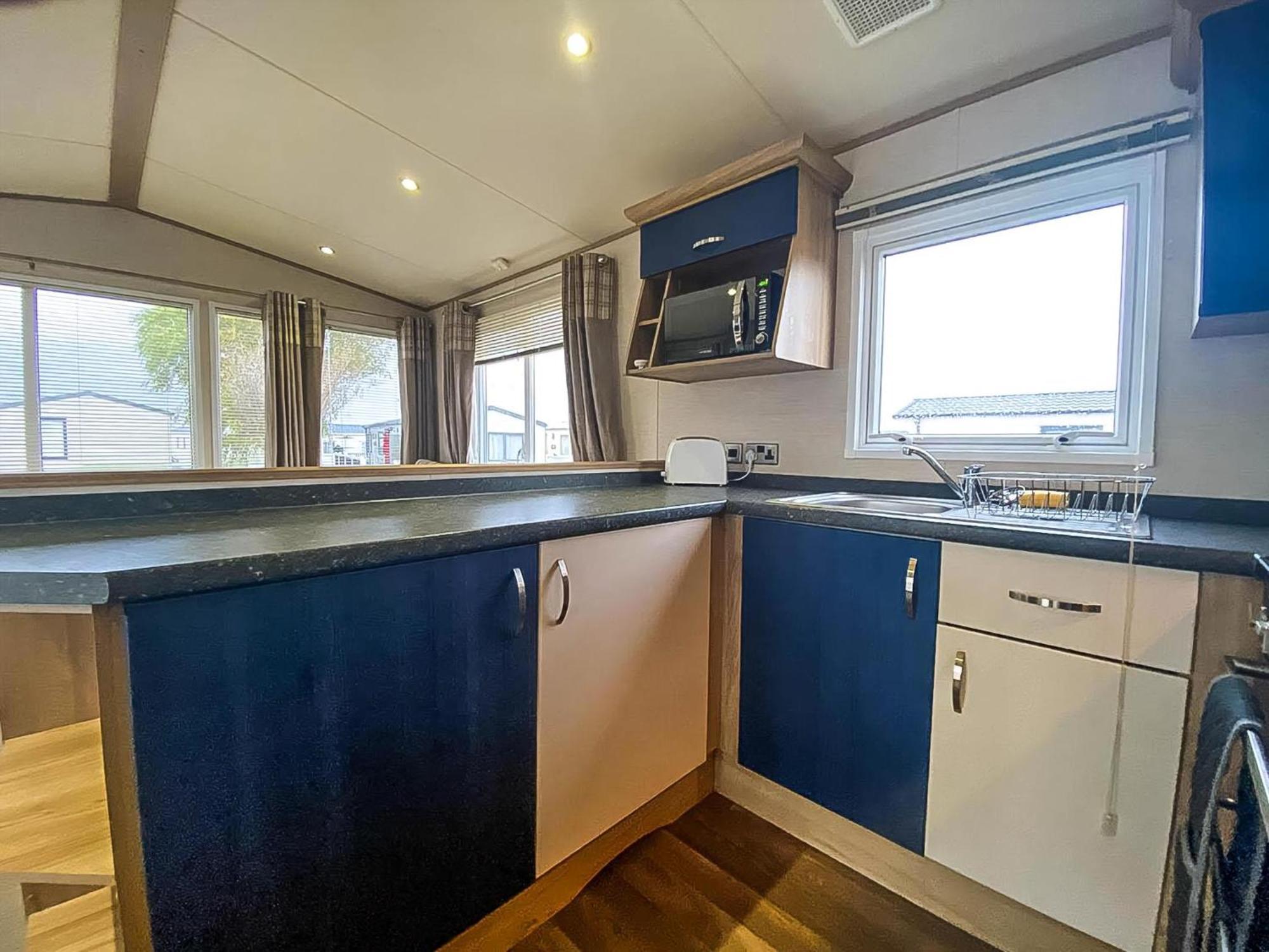 Hotel Lovely 6 Berth Caravan With Decking And Wifi In Kent, Ref 47017C Whitstable Exterior foto