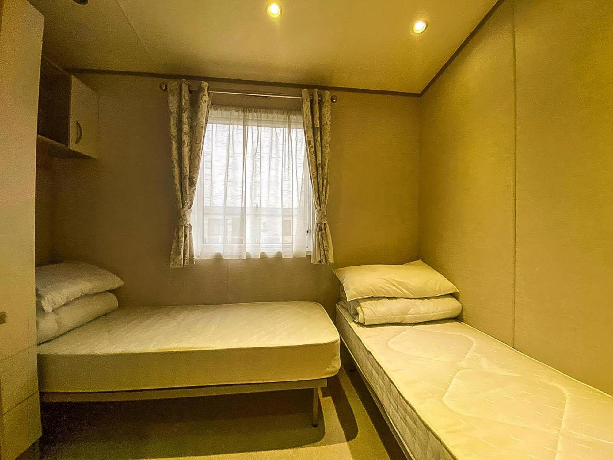 Hotel Lovely 6 Berth Caravan With Decking And Wifi In Kent, Ref 47017C Whitstable Exterior foto