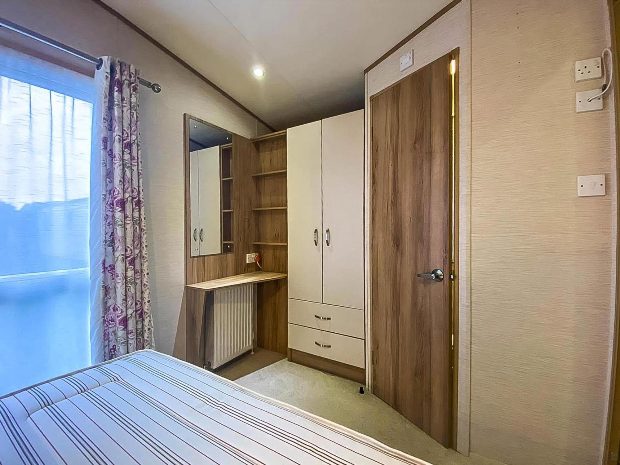 Hotel Lovely 6 Berth Caravan With Decking And Wifi In Kent, Ref 47017C Whitstable Exterior foto