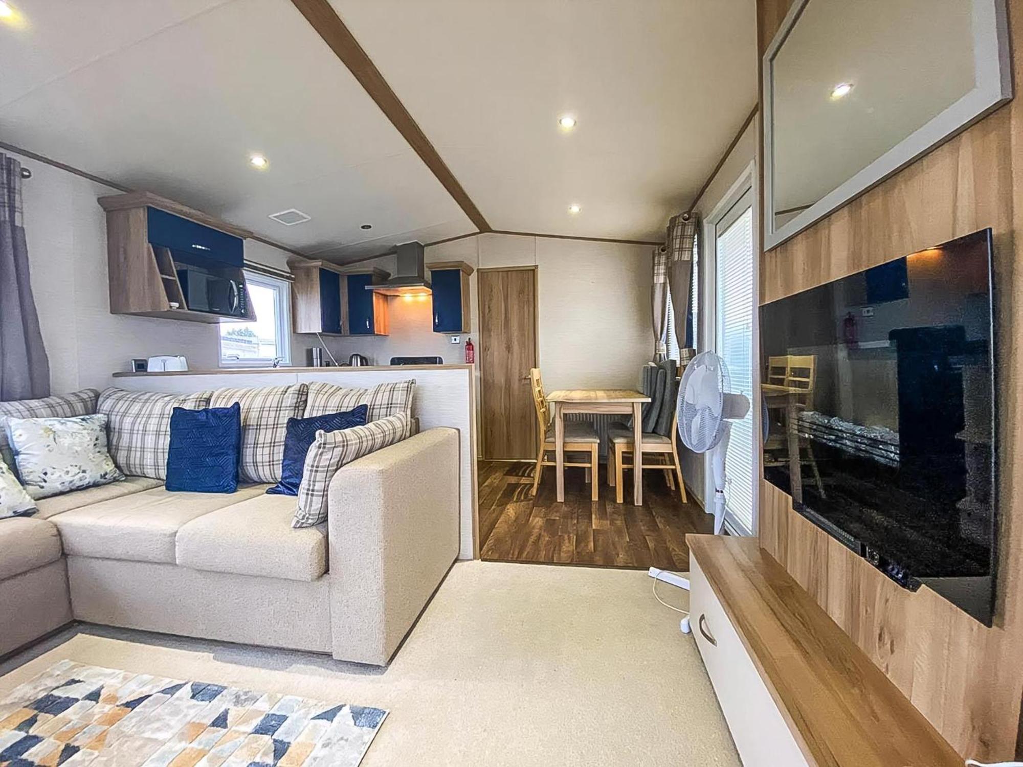 Hotel Lovely 6 Berth Caravan With Decking And Wifi In Kent, Ref 47017C Whitstable Exterior foto