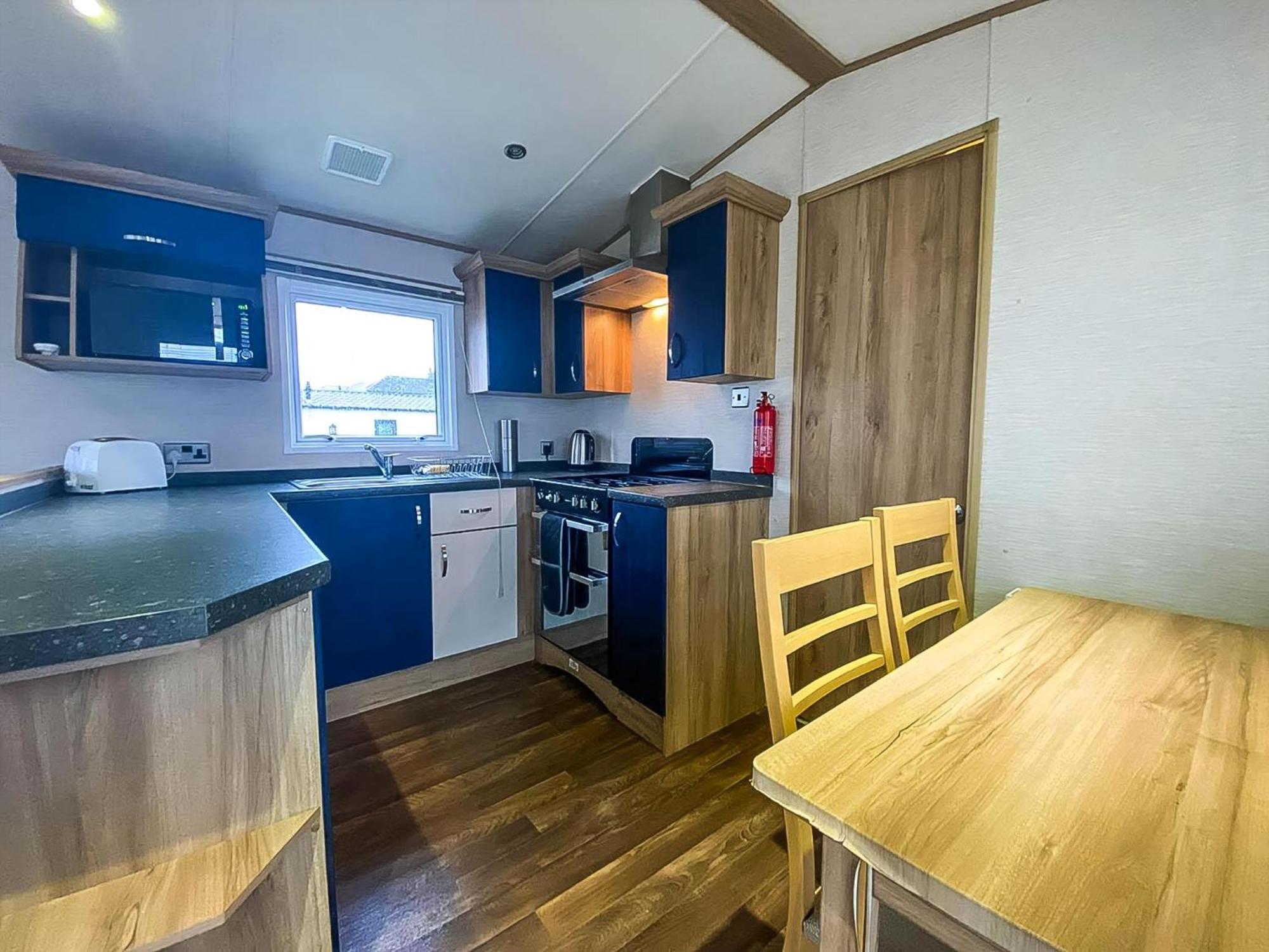 Hotel Lovely 6 Berth Caravan With Decking And Wifi In Kent, Ref 47017C Whitstable Exterior foto