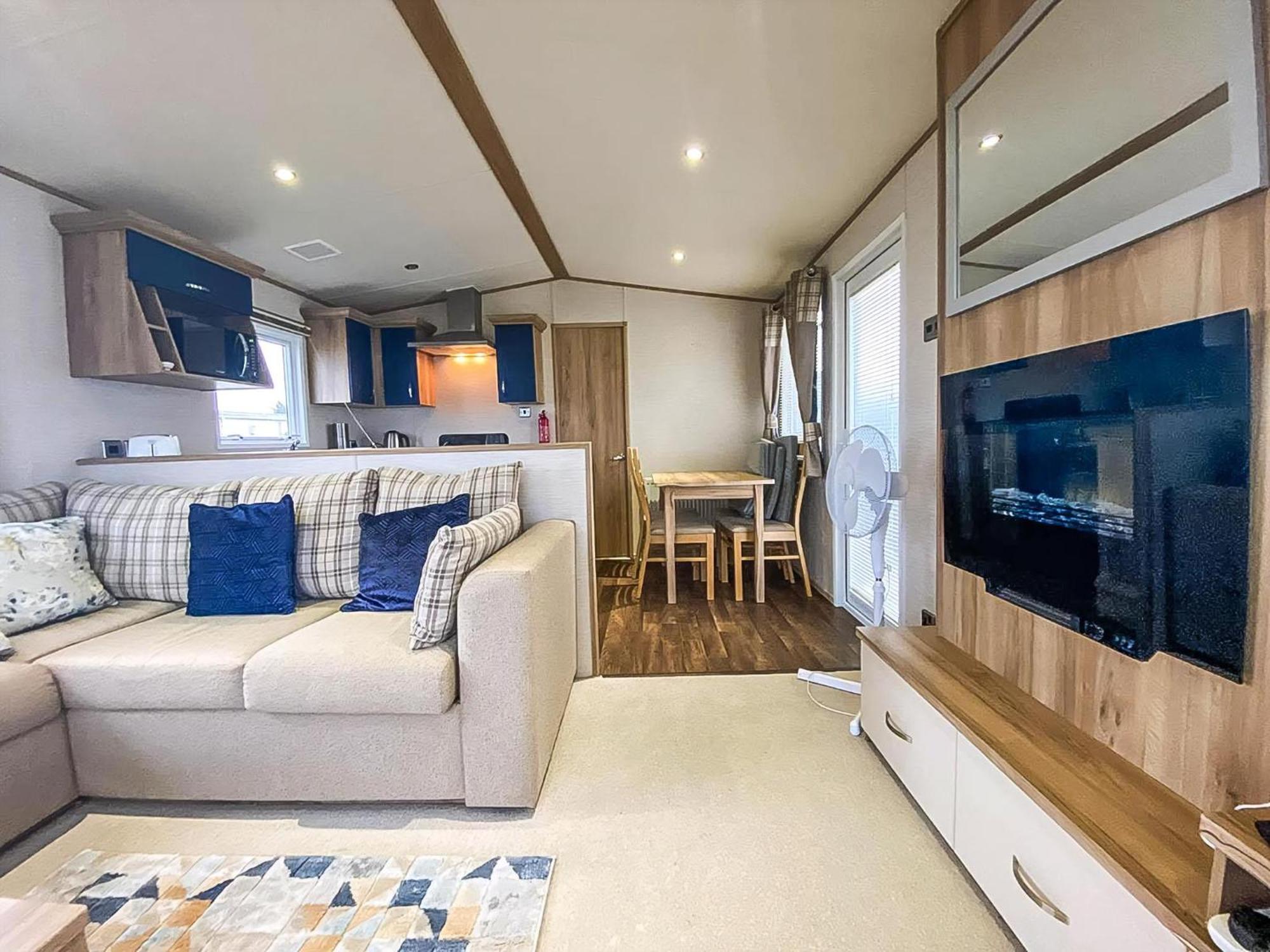 Hotel Lovely 6 Berth Caravan With Decking And Wifi In Kent, Ref 47017C Whitstable Exterior foto