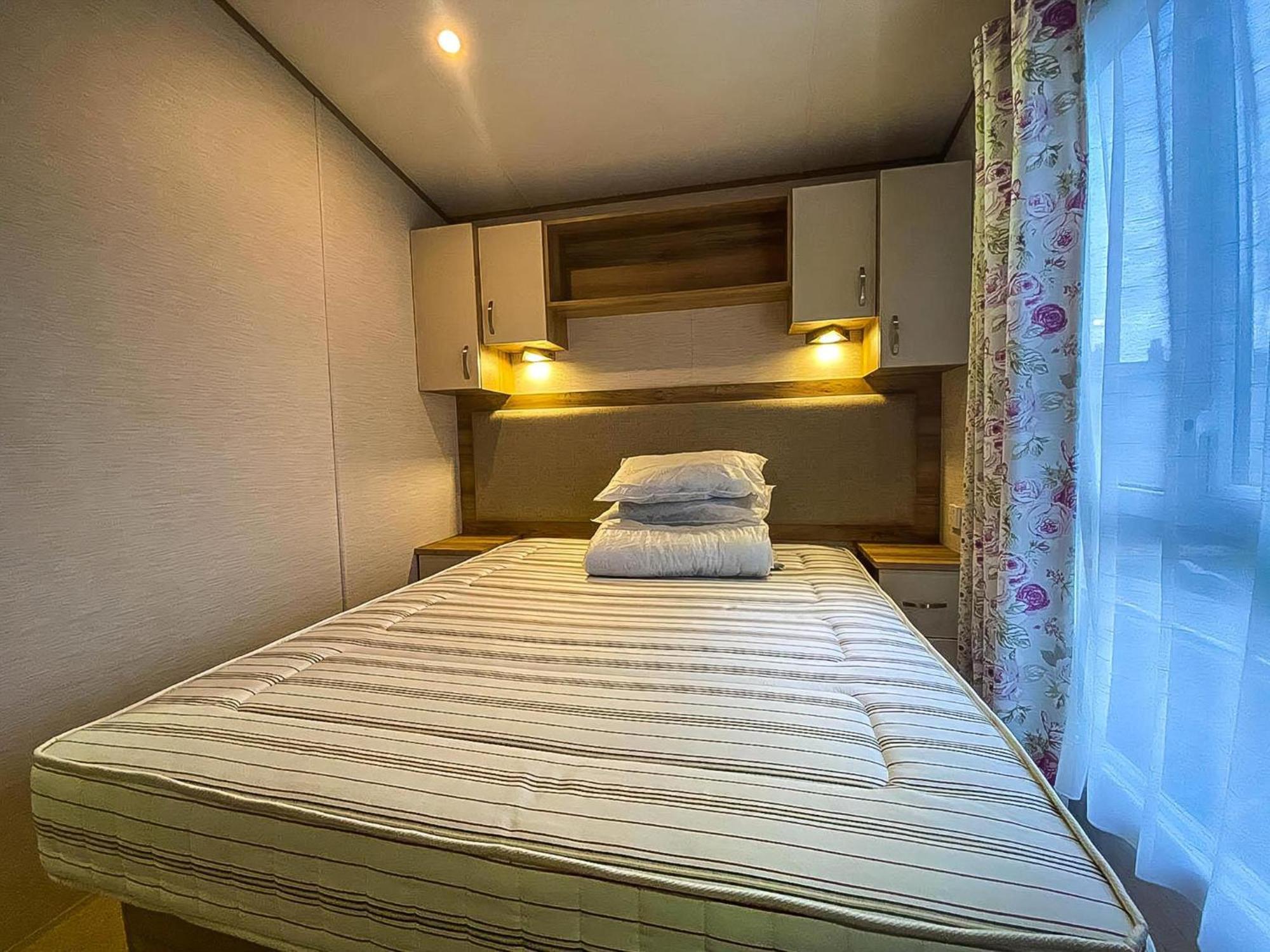 Hotel Lovely 6 Berth Caravan With Decking And Wifi In Kent, Ref 47017C Whitstable Exterior foto