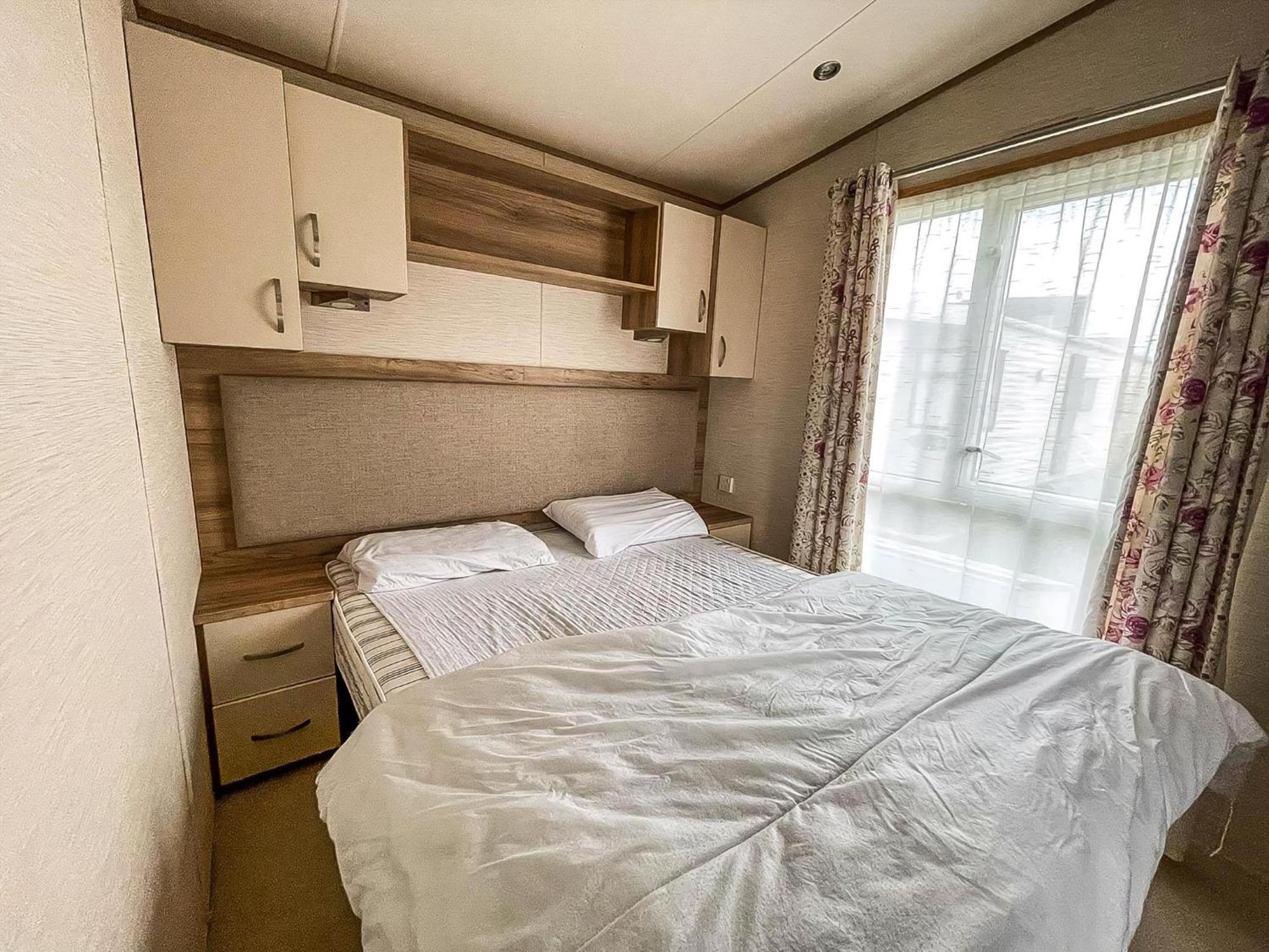 Hotel Lovely 6 Berth Caravan With Decking And Wifi In Kent, Ref 47017C Whitstable Exterior foto